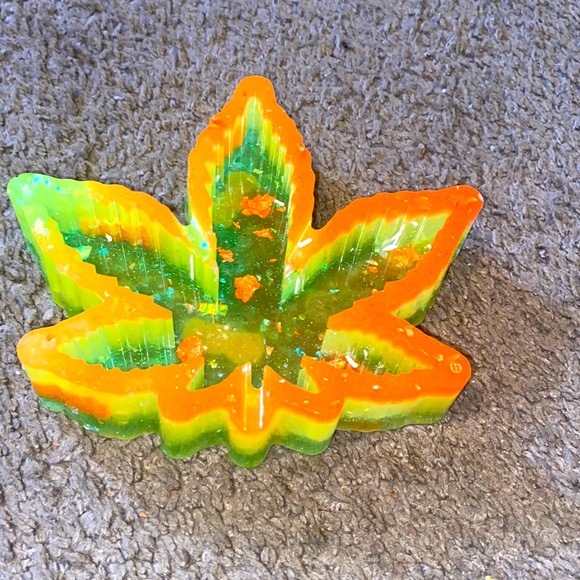 Multicolor leaf ashtray - Picture 1 of 1